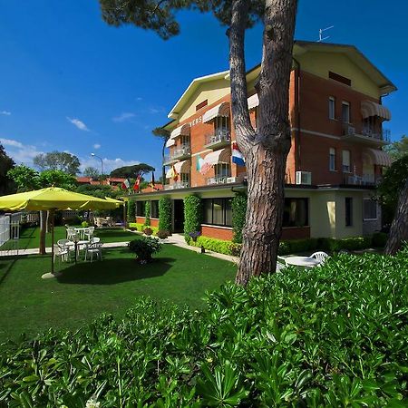 Hotel Versilia Лидо Ди Камайоре Екстериор снимка