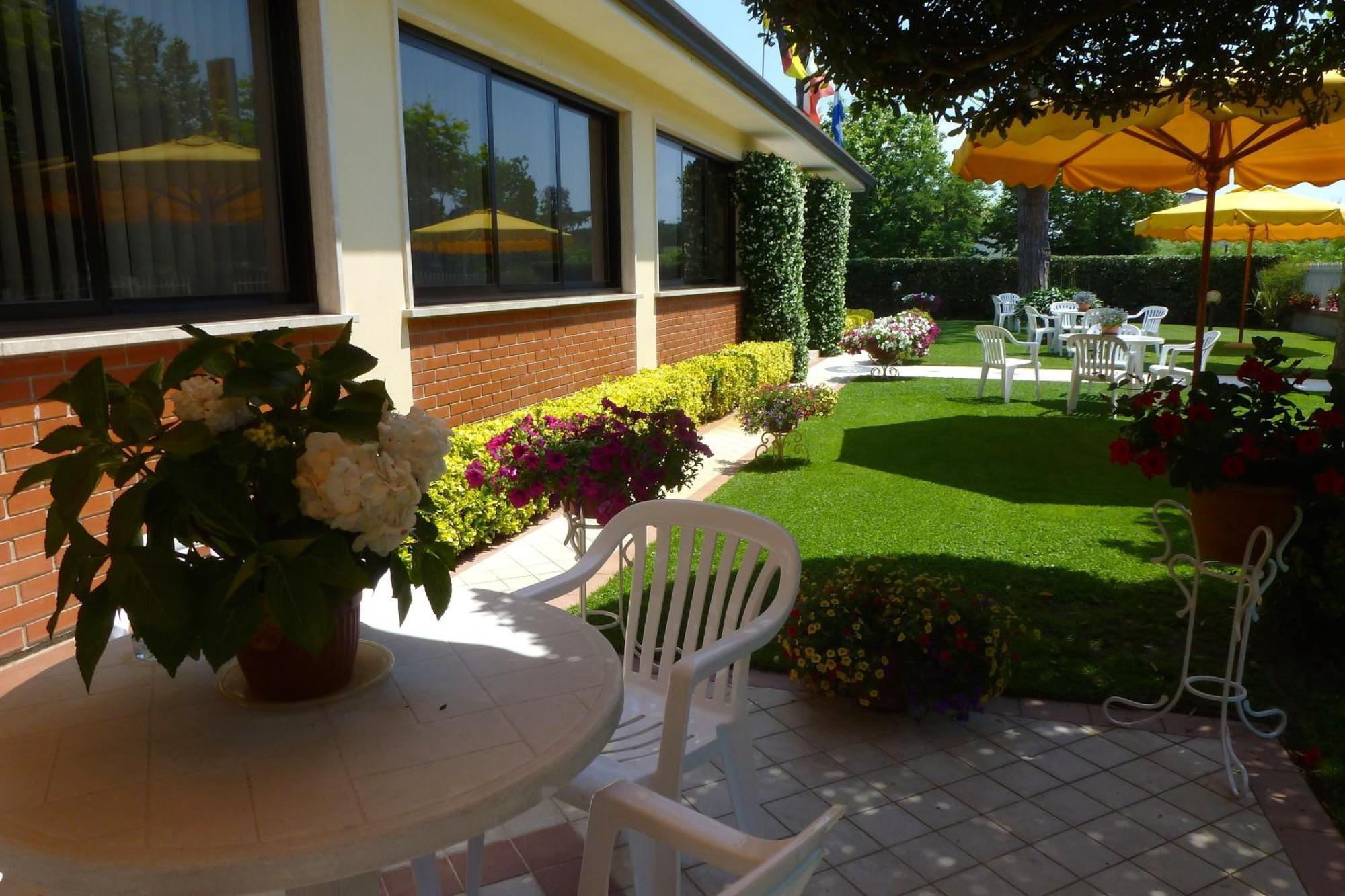 Hotel Versilia Лидо Ди Камайоре Екстериор снимка