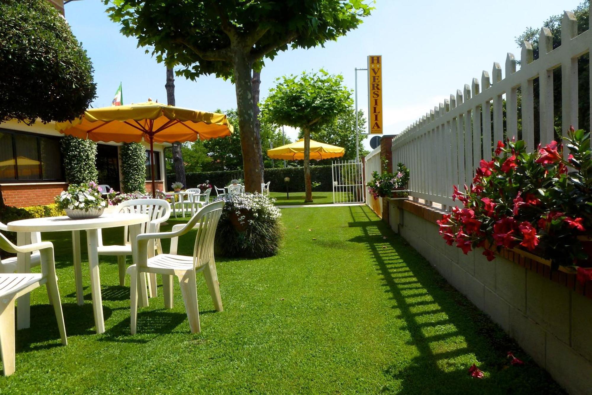Hotel Versilia Лидо Ди Камайоре Екстериор снимка