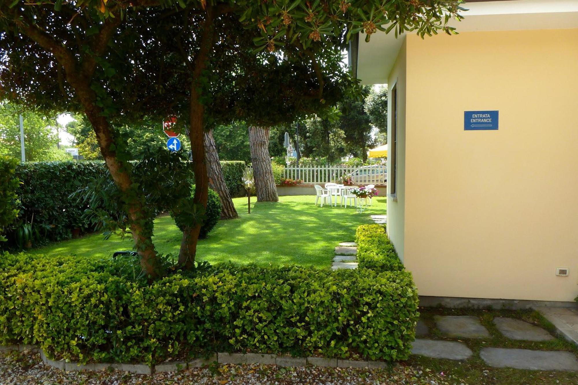 Hotel Versilia Лидо Ди Камайоре Екстериор снимка