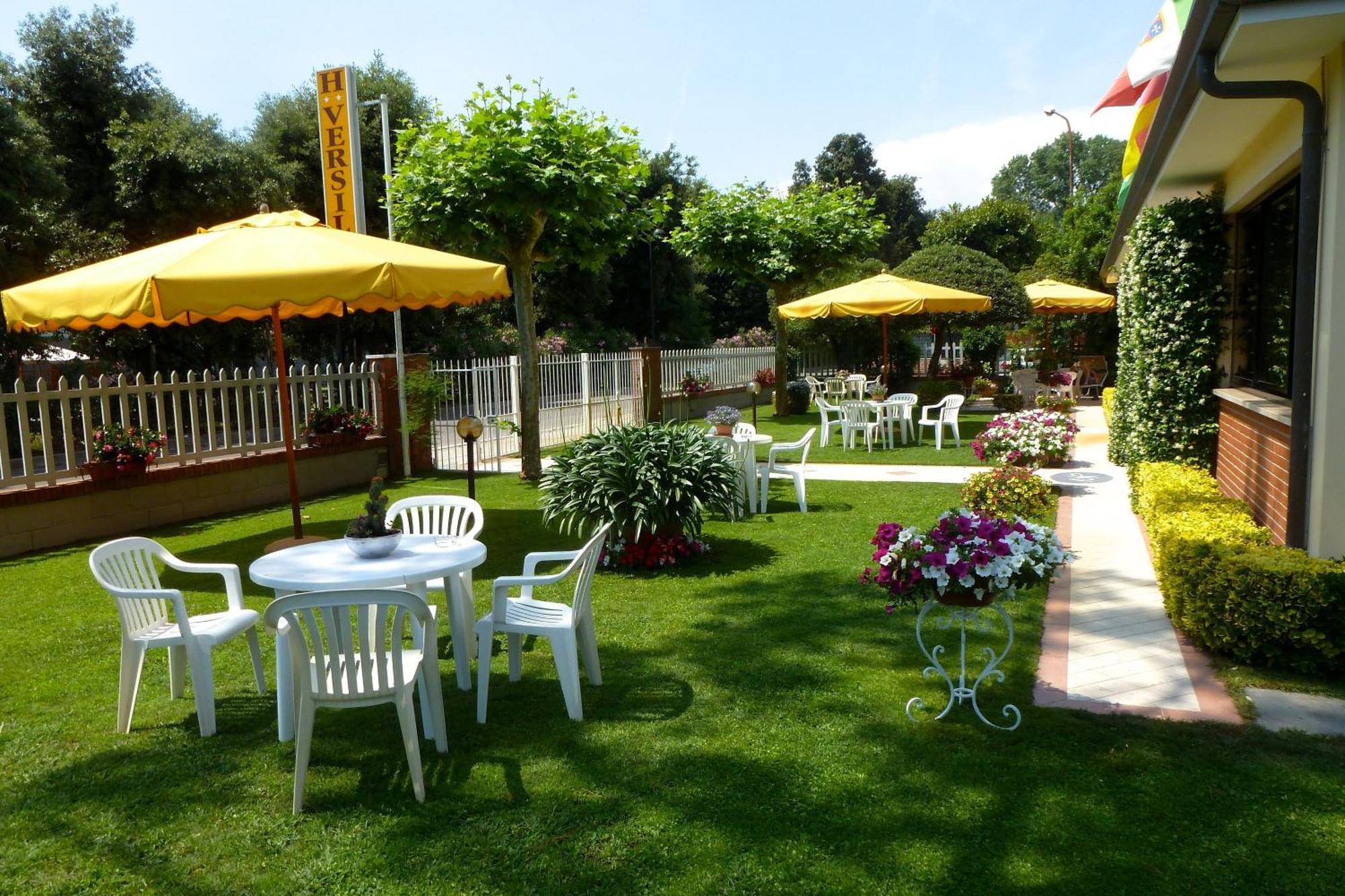 Hotel Versilia Лидо Ди Камайоре Екстериор снимка
