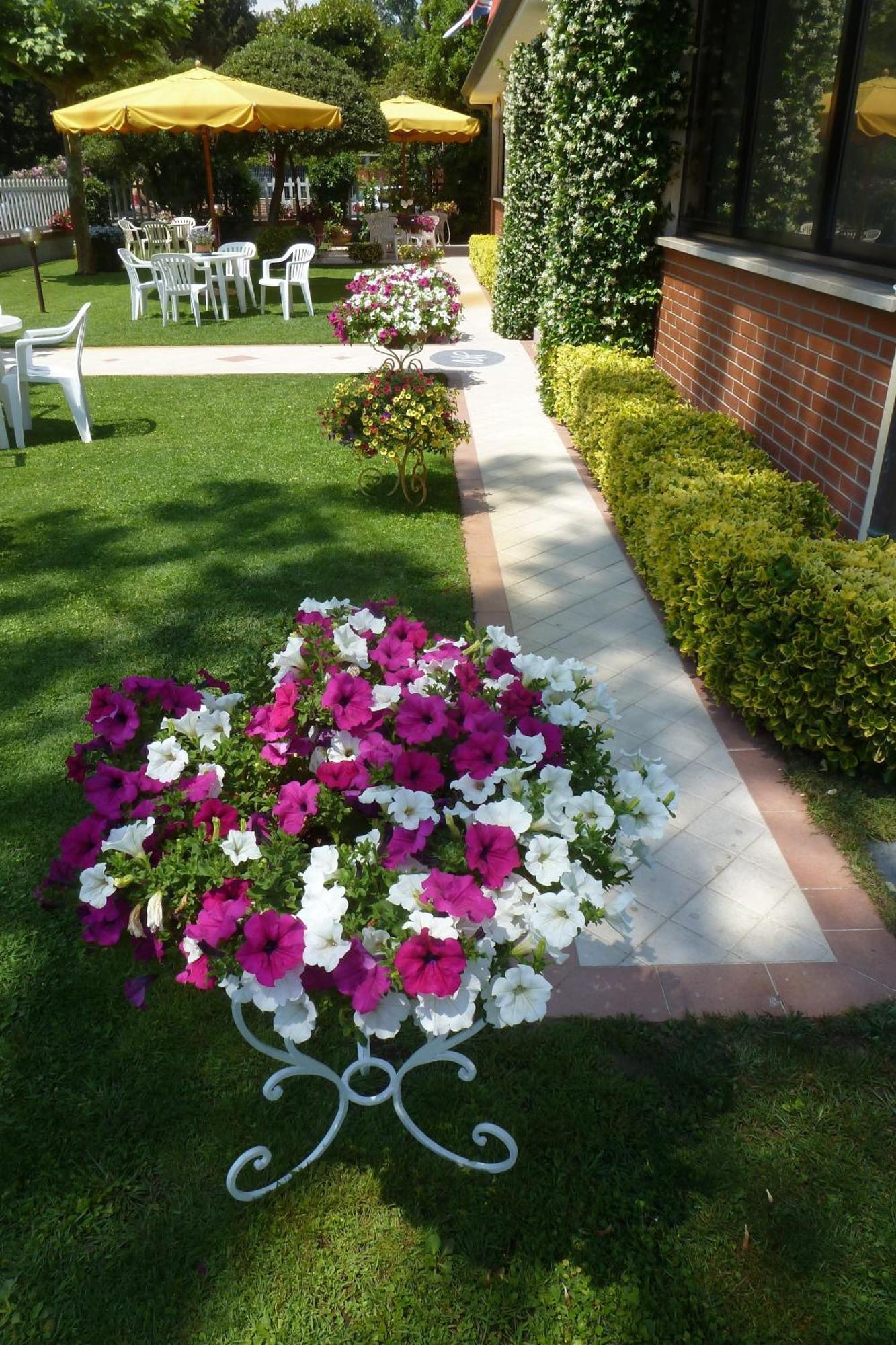 Hotel Versilia Лидо Ди Камайоре Екстериор снимка