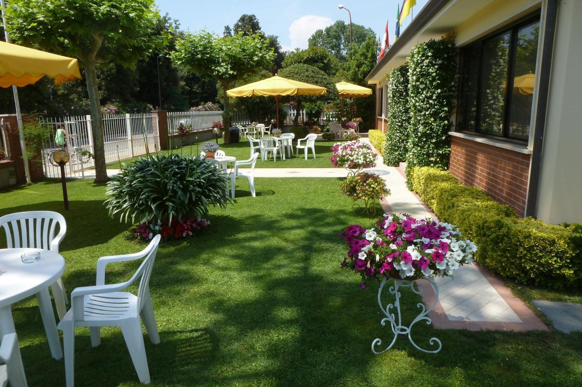 Hotel Versilia Лидо Ди Камайоре Екстериор снимка