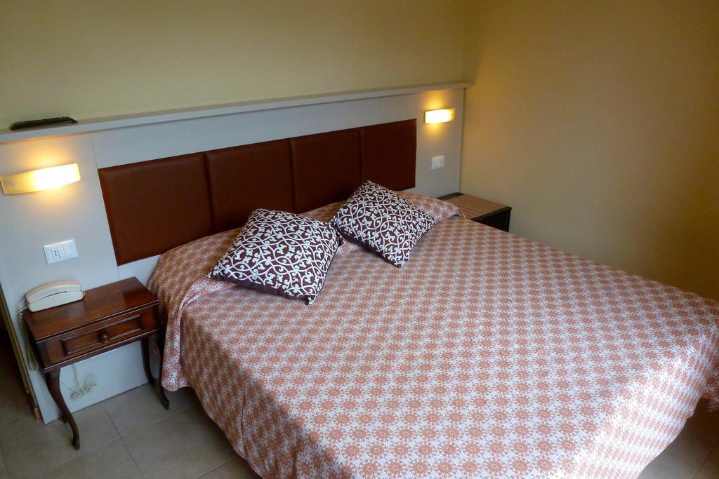 Hotel Versilia Лидо Ди Камайоре Екстериор снимка