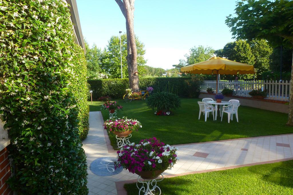 Hotel Versilia Лидо Ди Камайоре Екстериор снимка