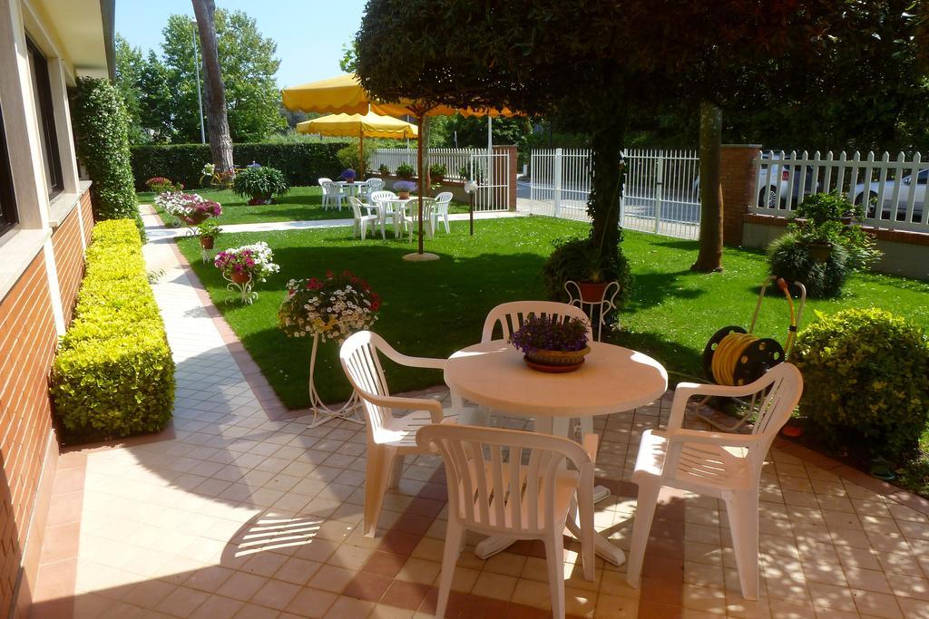 Hotel Versilia Лидо Ди Камайоре Екстериор снимка