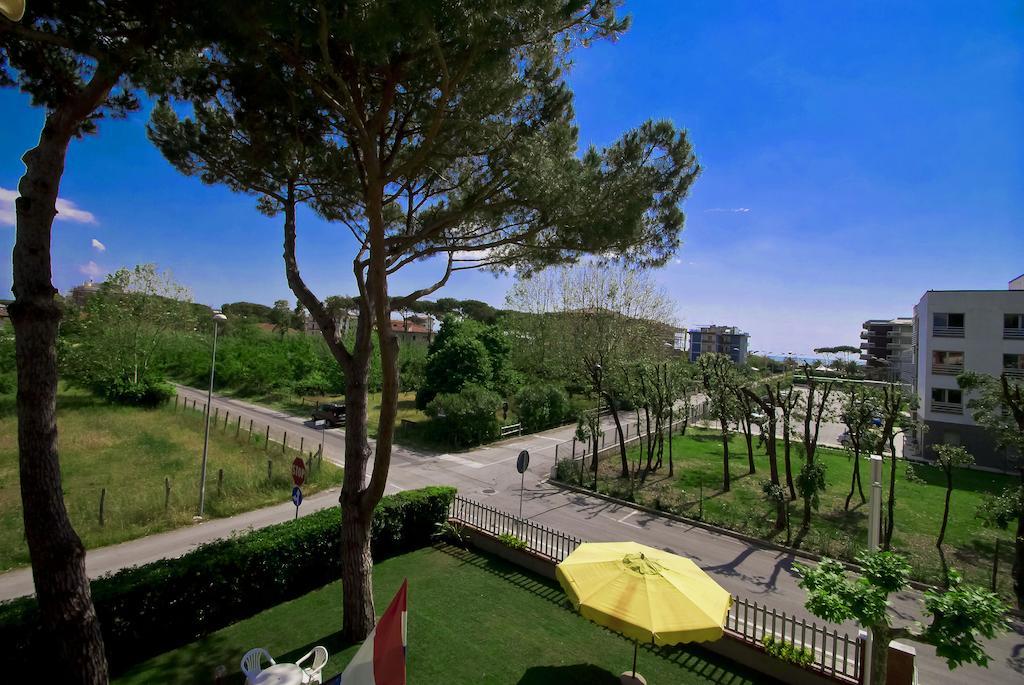 Hotel Versilia Лидо Ди Камайоре Екстериор снимка
