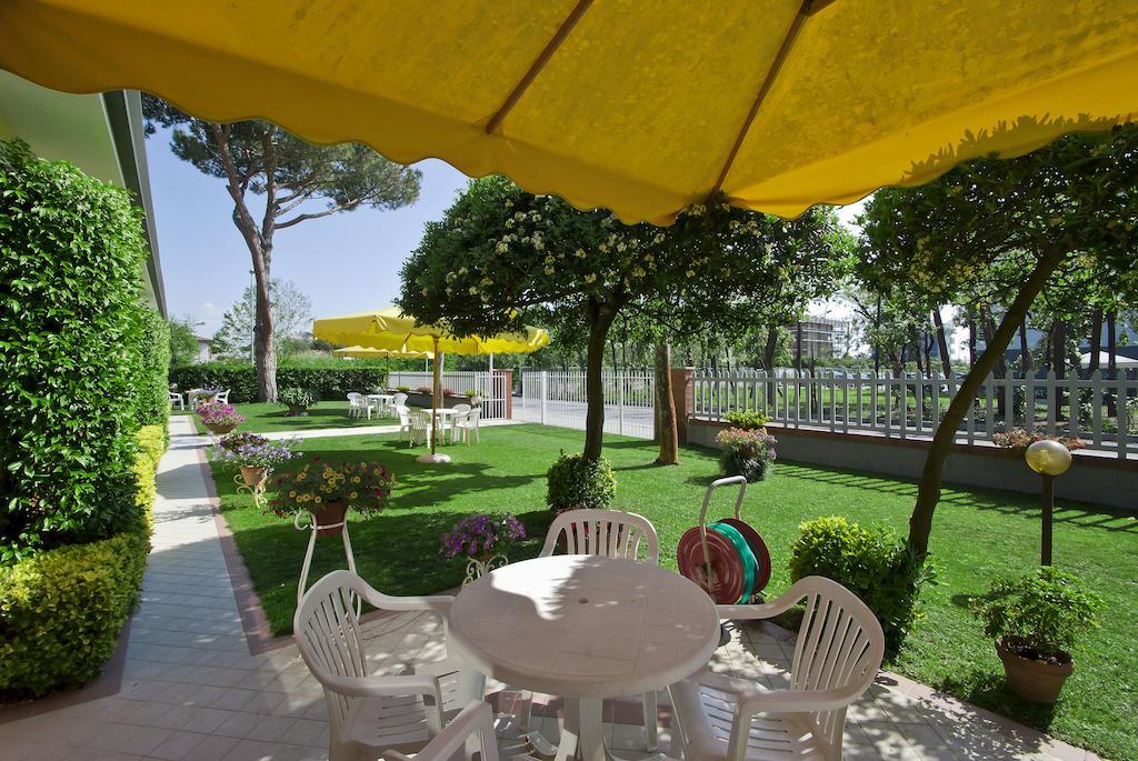 Hotel Versilia Лидо Ди Камайоре Екстериор снимка