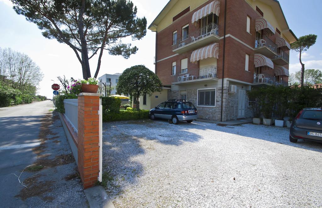 Hotel Versilia Лидо Ди Камайоре Екстериор снимка