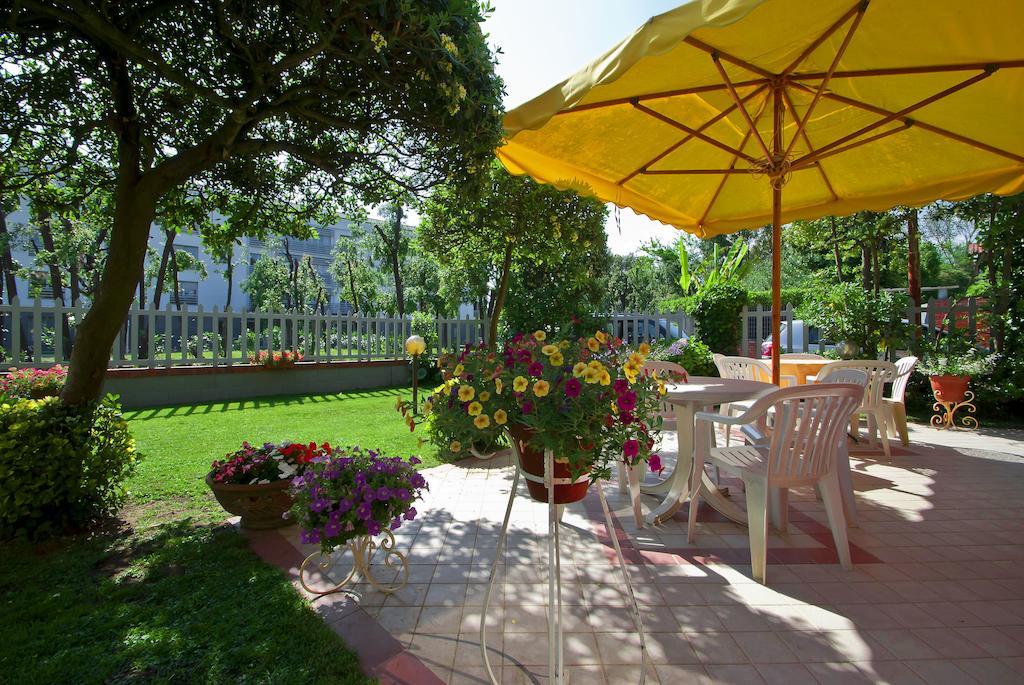 Hotel Versilia Лидо Ди Камайоре Екстериор снимка