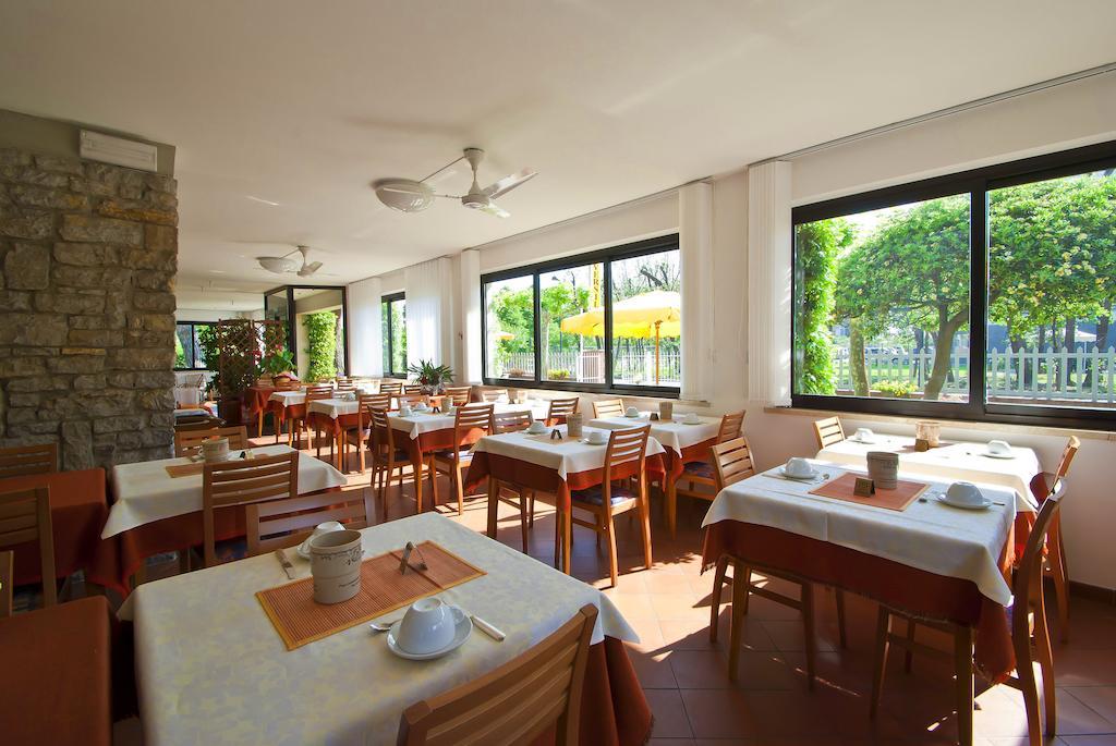 Hotel Versilia Лидо Ди Камайоре Екстериор снимка