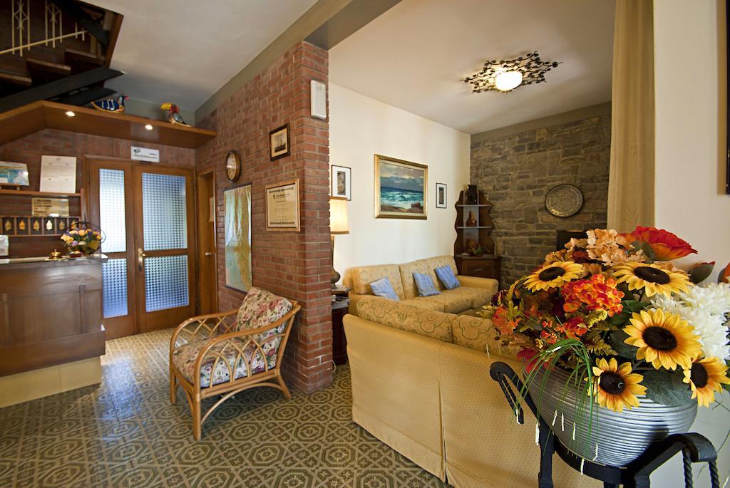 Hotel Versilia Лидо Ди Камайоре Екстериор снимка