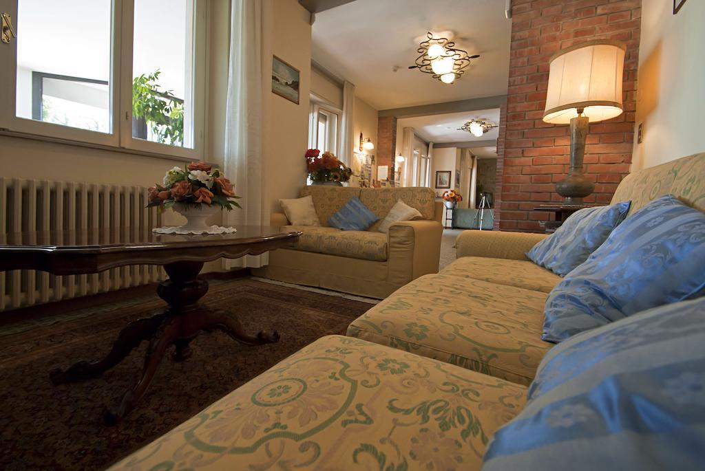 Hotel Versilia Лидо Ди Камайоре Екстериор снимка
