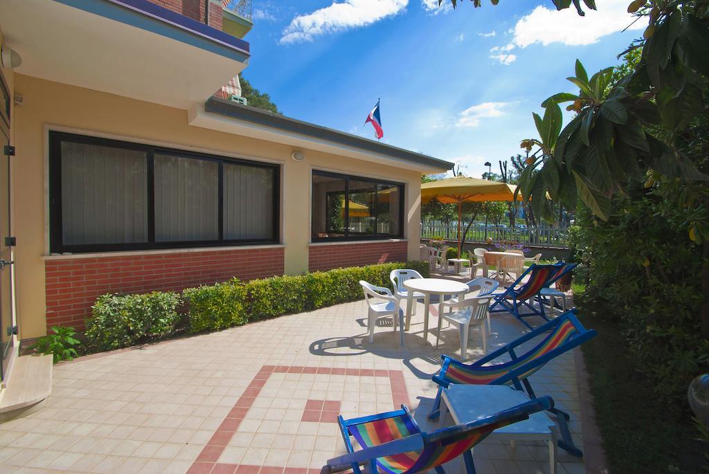 Hotel Versilia Лидо Ди Камайоре Екстериор снимка