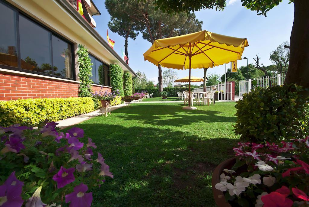 Hotel Versilia Лидо Ди Камайоре Екстериор снимка