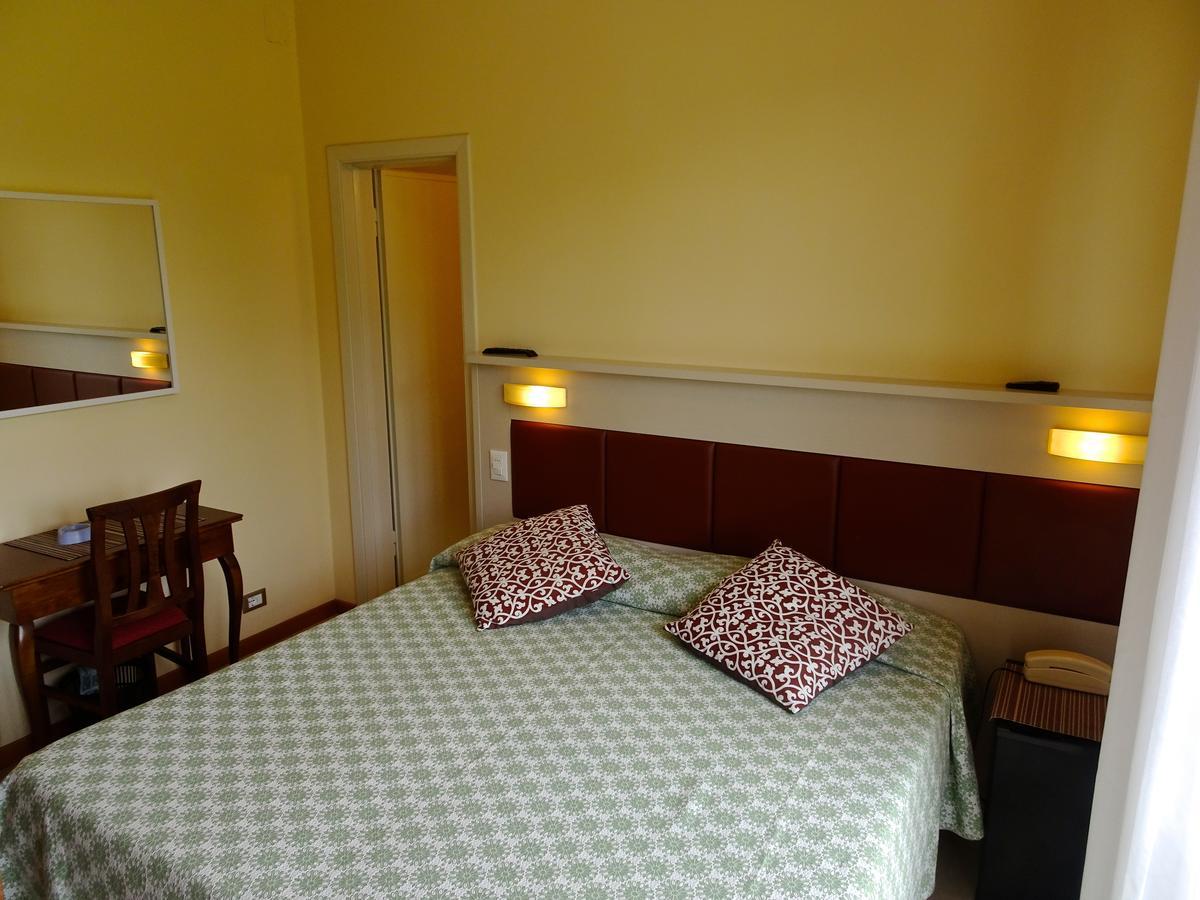 Hotel Versilia Лидо Ди Камайоре Екстериор снимка