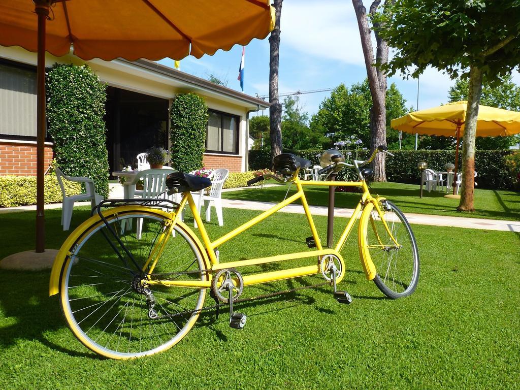 Hotel Versilia Лидо Ди Камайоре Екстериор снимка