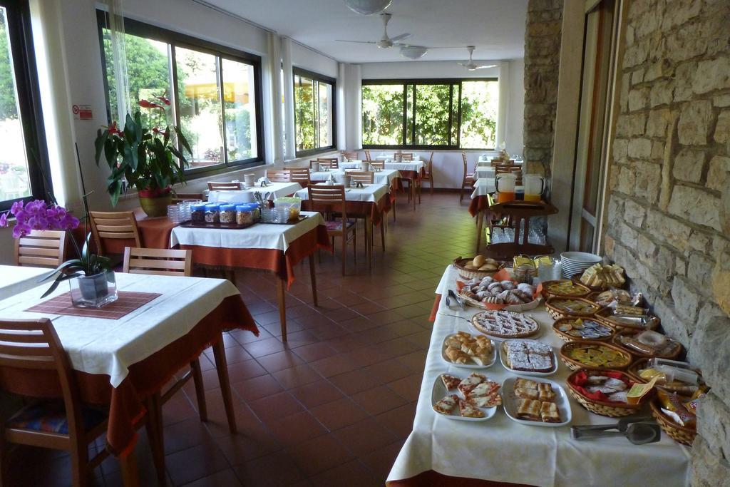 Hotel Versilia Лидо Ди Камайоре Екстериор снимка